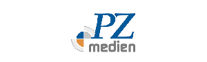 Das PZ medien Logo mit einem blauen und orangefarbenen kreisförmigen Grafik-Element links neben dem Schriftzug