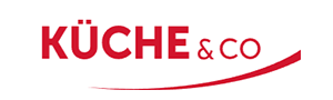 Das KÜCHE & CO Logo zeigt rote Schrift mit einem geschwungenen roten Strich darunter auf weißem Hintergrund