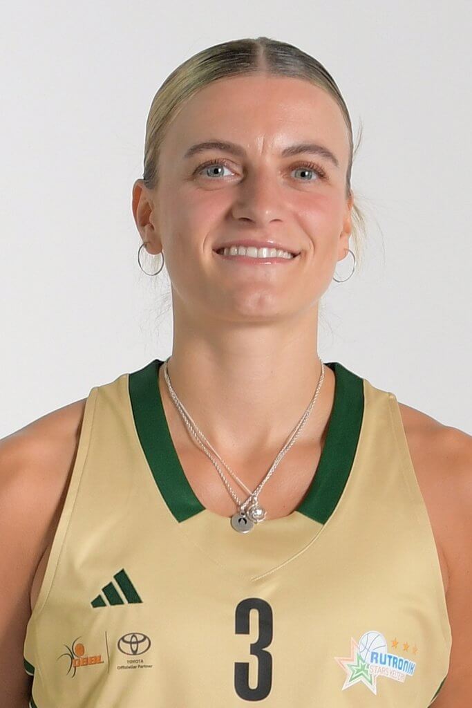Eine lächelnde Frau mit zurückgebundenen blonden Haaren und Creolen trägt ein goldenes Kader Damen 1 Basketballtrikot mit der Nummer 3